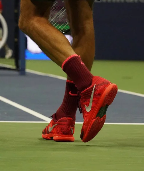 Grand-Slam-Champion Roger Federer aus der Schweiz trägt bei seinem Erstrunden-Match 2017 maßgeschneiderte Nike-Schuhe — Stockfoto