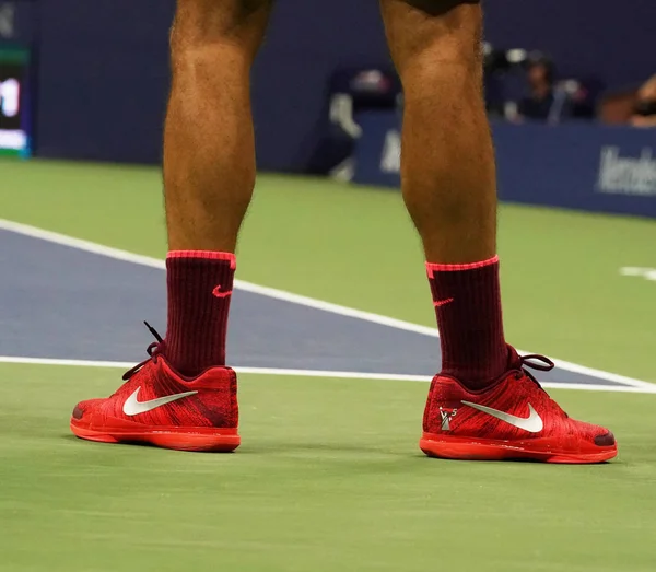 Il campione del Grande Slam Roger Federer della Svizzera indossa scarpe Nike personalizzate durante la sua partita US Open 2017 — Foto Stock