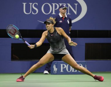 Onun bize açık 2017 yuvarlak 4 maç sırasında eylem profesyonel tenis oyuncusu Madison anahtarları, Amerika Birleşik Devletleri