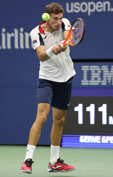 Le joueur de tennis professionnel Pablo Carreno Busta d'Espagne en action lors de son match de la 4e ronde de l'US Open 2017 — Photo