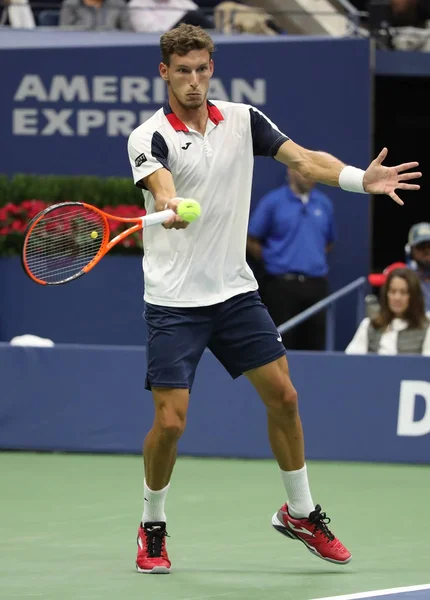 El tenista profesional Pablo Carreno Busta de España en acción durante su partido de ronda 4 en el US Open 2017 —  Fotos de Stock