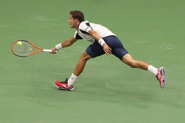 El tenista profesional Pablo Carreno Busta de España en acción durante su partido de ronda 4 en el US Open 2017 — Foto de Stock