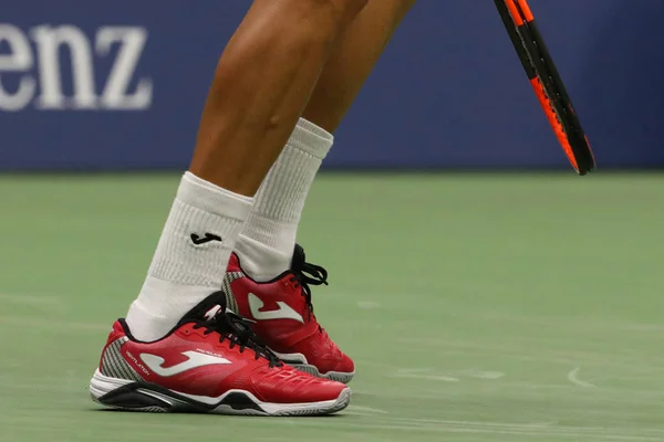 Jucătorul profesionist de tenis Pablo Carreno Busta din Spania poartă pantofi de tenis personalizați Joma Pro Roland în timpul meciului său din runda 4 la US Open 2017 — Fotografie, imagine de stoc