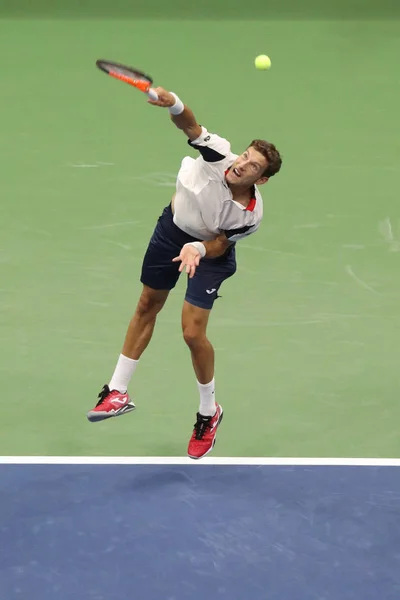 Le joueur de tennis professionnel Pablo Carreno Busta d'Espagne en action lors de son match de la 4e ronde de l'US Open 2017 — Photo