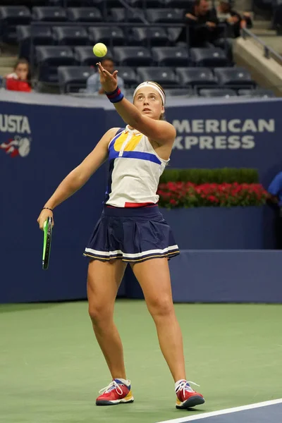 La campeona del Grand Slam Jelena Ostapenko de Letonia en acción durante su partido de primera ronda del US Open 2017 — Foto de Stock
