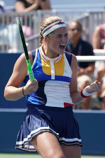 Grand Slam Championem Jelena Ostapenko Łotwy w akcji podczas jej nas otwarte 2017 drugiej rundy meczu — Zdjęcie stockowe