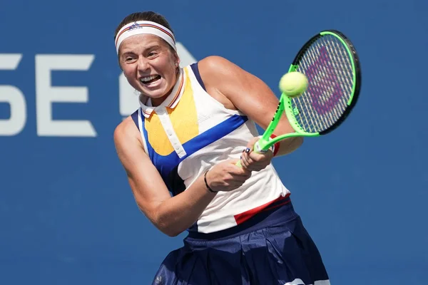 Campeã do Grand Slam Jelena Ostapenko da Letônia em ação durante sua partida de segunda rodada do US Open 2017 — Fotografia de Stock