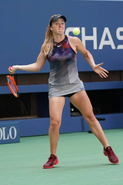 La joueuse de tennis professionnelle Elina Svitolina d'Ukraine en action lors de son deuxième tour de l'US Open 2017 — Photo