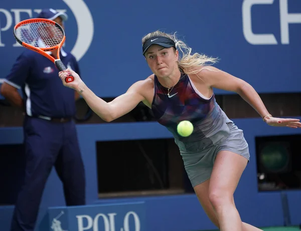 La tenista profesional Elina Svitolina de Ucrania en acción durante su partido de segunda ronda US Open 2017 — Foto de Stock