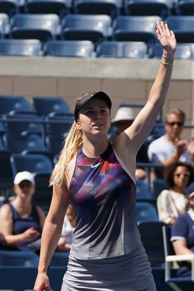 职业网球选手的乌克兰 Elina Svitolina 庆祝胜利她我们打开 2017 年以后第二轮比赛 — 图库照片