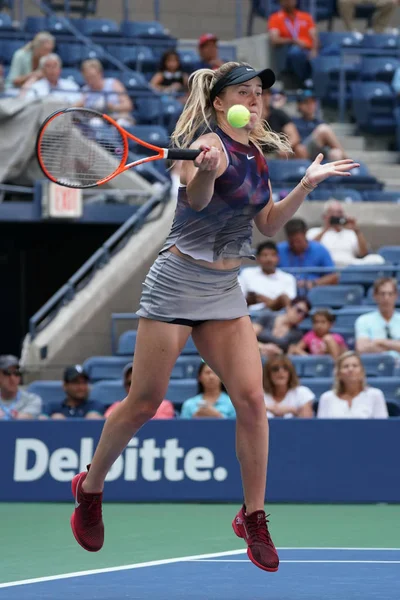 Giocatrice di tennis professionista Elina Svitolina dell'Ucraina in azione durante il suo US Open 2017 seconda partita di turno — Foto Stock