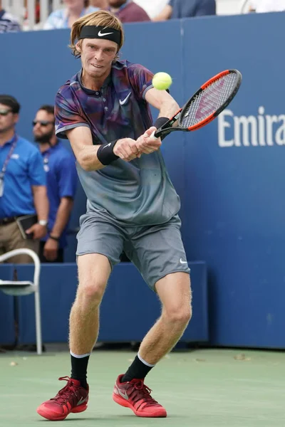 El tenista profesional Andrey Rublev de Rusia en acción durante su partido de segunda ronda del US Open 2017 — Foto de Stock