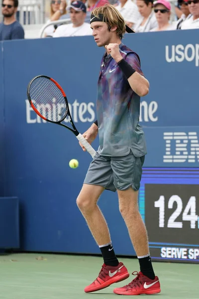 Jucătorul profesionist de tenis Andrey Rublev al Rusiei în acțiune în timpul turneului US Open 2017 — Fotografie, imagine de stoc