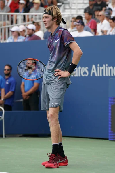 Tennisprofi Andrej Rubljow aus Russland in Aktion während seines Zweitrunden-Matches bei den US Open 2017 — Stockfoto