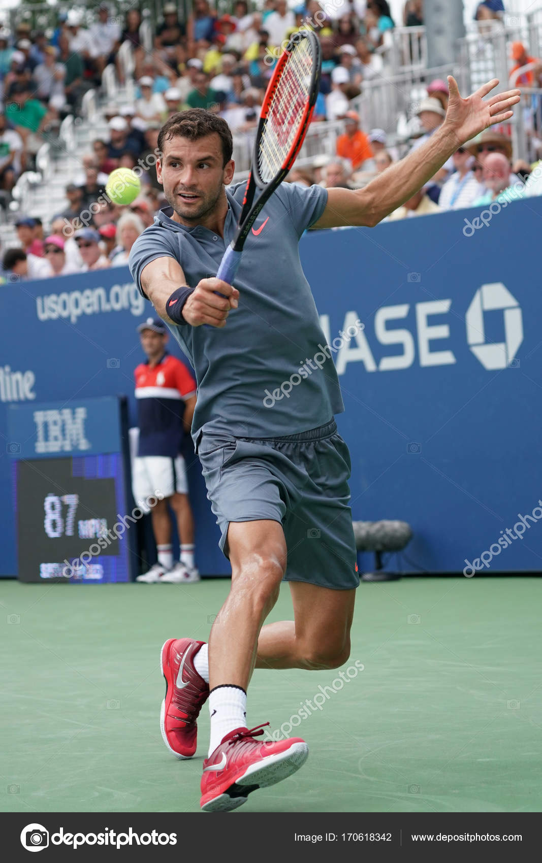 Tenista profesional Grigor Dimitrov de Bulgaria en acción Tenista profesional Grigor Dimitrov de Bulgaria en acción