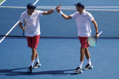 Grand Slam şampiyonu Mike ve Bob Bryan Amerika Birleşik Devletleri içinde hareket sırasında bize açık 2017 3 erkekler çiftler maç yuvarlak