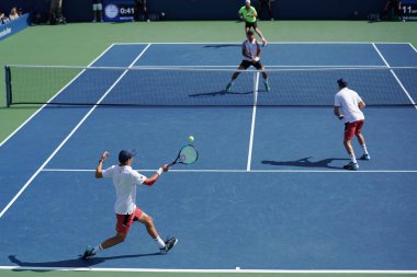 Grand Slam şampiyonu Mike ve Bob Bryan Amerika Birleşik Devletleri içinde hareket sırasında bize açık 2017 3 erkekler çiftler maç yuvarlak