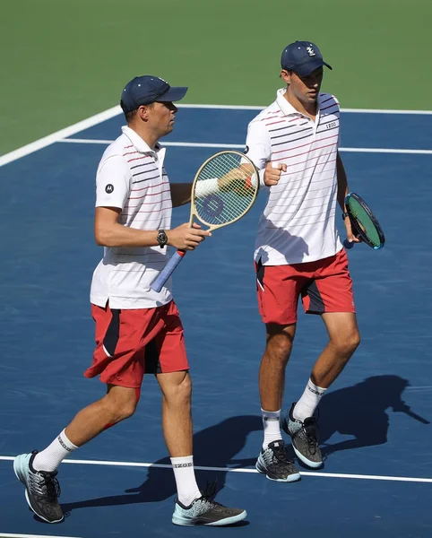 Les champions du Grand Chelem Mike et Bob Bryan des États-Unis en action lors du match double masculin de la troisième ronde de l'US Open 2017 — Photo