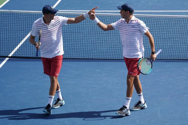 Grand Slam mästare Mike och Bob Bryan USA i aktion under oss öppna 2017 runda 3 mäns dubbelmatch — Stockfoto