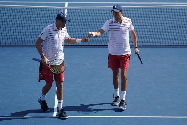 Grand Slam mestareita Mike ja Bob Bryan Yhdysvalloissa toiminnassa aikana US Open 2017 kierros 3 miesten nelinpeli — kuvapankkivalokuva