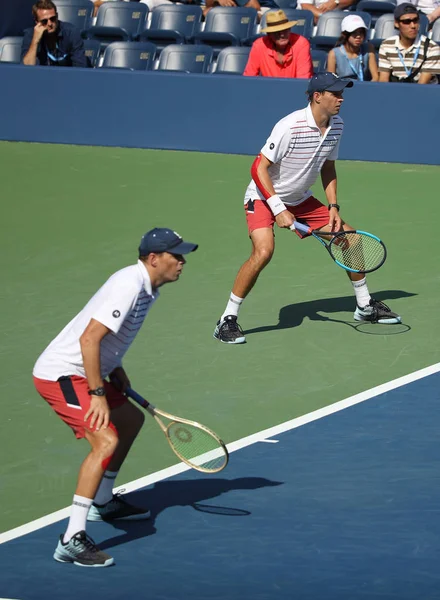 Grand Slam campeones Mike y Bob Bryan de Estados Unidos en acción durante US Open 2017 ronda 3 partido de dobles masculinos —  Fotos de Stock