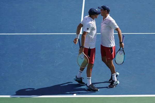 Campeões do Grand Slam Mike e Bob Bryan dos Estados Unidos em ação durante o US Open 2017 round 3 masculino duplas jogo — Fotografia de Stock