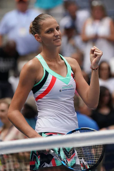 职业网球选手丽娜普利斯科娃捷克共和国庆祝胜利后她轮 2 场比赛在我们打开 2017 — 图库照片