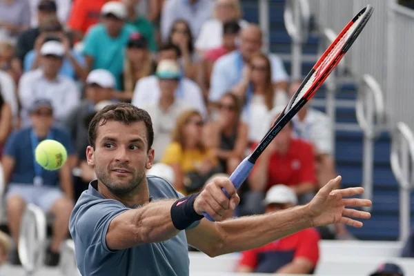 Tennisprofi Grigor Dimitrow aus Bulgarien in Aktion bei seinem Zweitrundenmatch bei den US Open 2017 — Stockfoto