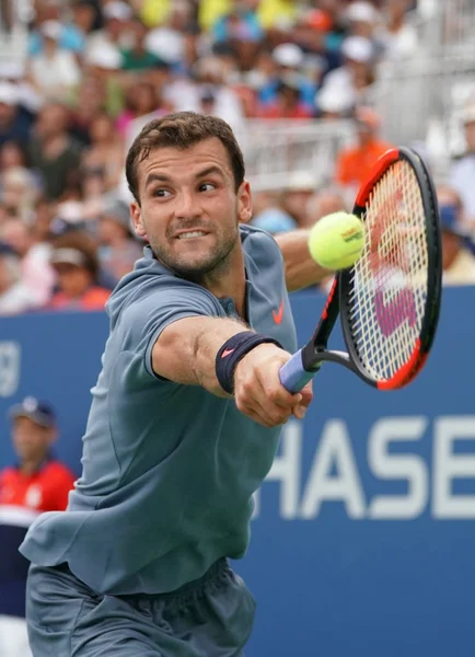 Jogador profissional de tênis Grigor Dimitrov da Bulgária em ação durante seu US Open 2017 segunda rodada partida — Fotografia de Stock