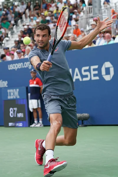Jogador profissional de tênis Grigor Dimitrov da Bulgária em ação durante seu US Open 2017 segunda rodada partida — Fotografia de Stock