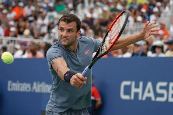 Le joueur de tennis professionnel Grigor Dimitrov de Bulgarie en action lors de son match de deuxième tour de l'US Open 2017 — Photo