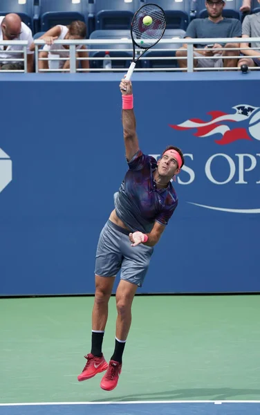 Campeón del Grand Slam Juan Martin del Potro de Argentina en acción durante su partido de segunda ronda del US Open 2017 — Foto de Stock