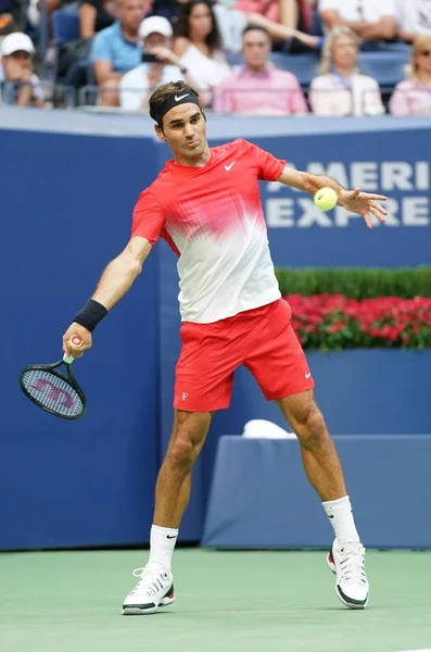 El campeón del Grand Slam Roger Federer de Suiza en acción durante su partido de la ronda 2 del US Open 2017 — Foto de Stock
