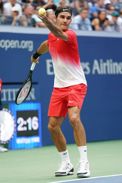 Чемпион Большого шлема Роджер Федерер из Швейцарии в действии во время матча второго раунда US Open 2017 — стоковое фото