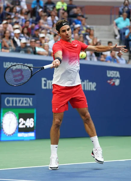 Campeão do Grand Slam Roger Federer da Suíça em ação durante seu US Open 2017 round 2 match — Fotografia de Stock