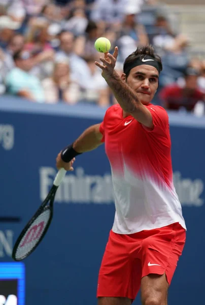 Grand-Slam-Champion Roger Federer in Aktion bei seinem Zweitrunden-Match 2017 — Stockfoto