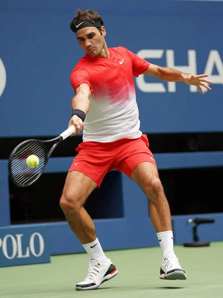 El campeón del Grand Slam Roger Federer de Suiza en acción durante su partido de la ronda 2 del US Open 2017 —  Fotos de Stock