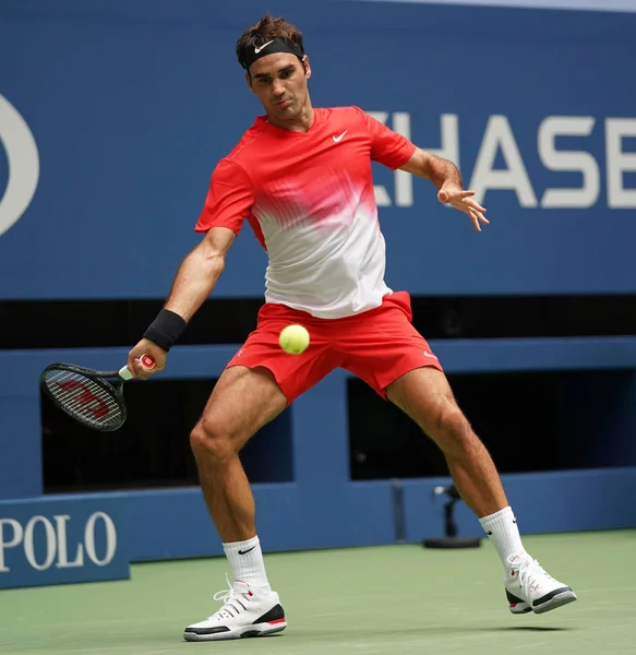 Campeão do Grand Slam Roger Federer da Suíça em ação durante seu US Open 2017 round 2 match — Fotografia de Stock