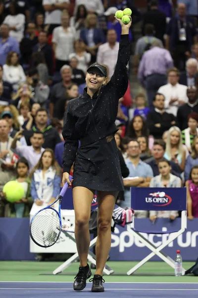 Vijfmaal Grand Slam Champion Maria Sharapova van Rusland viert overwinning na haar ons Open 2017 eerste ronde wedstrijd — Stockfoto