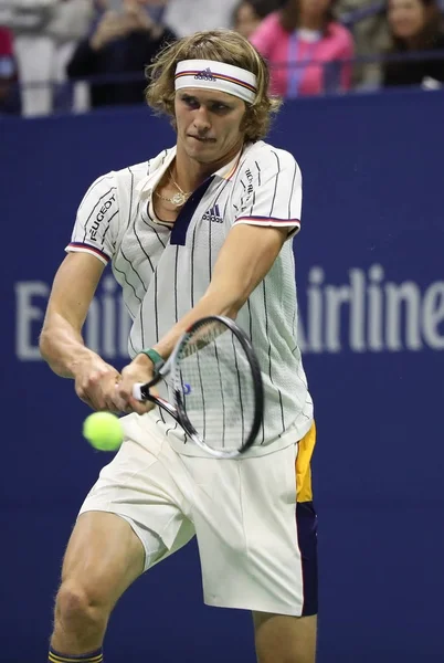 Profesionální tenista Alexander Zverev z Německa v akci během jeho 2017 Us Open v prvním kole zápasu — Stock fotografie