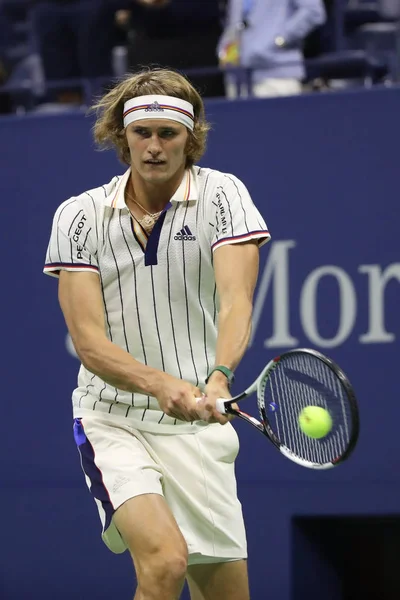 Profesjonalny tenisista Alexander Zverev Niemiec w akcji podczas jego Us Open 2017 w pierwszej rundzie meczu — Zdjęcie stockowe