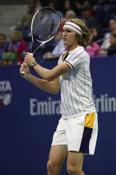 Profesionální tenista Alexander Zverev z Německa v akci během jeho 2017 Us Open v prvním kole zápasu — Stock fotografie