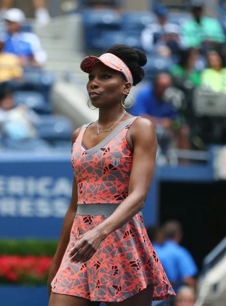 La campeona del Grand Slam Venus Williams de Estados Unidos en acción durante su primer partido de ronda en el US Open 2017 — Foto de Stock