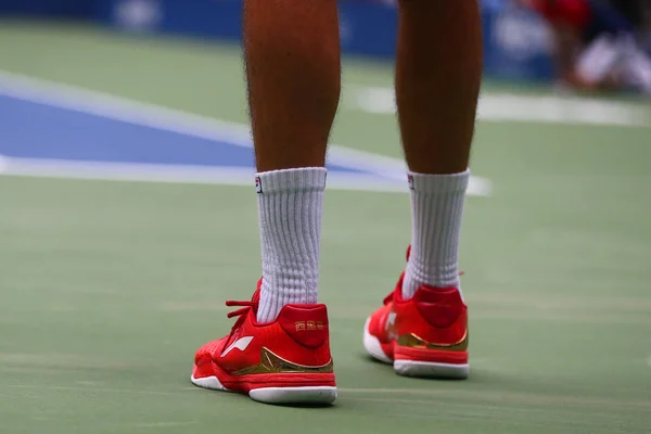 El tenista profesional Marin Cilic de Croacia usa zapatos de tenis Li Ning personalizados durante su primer partido de ronda en el US Open 2017. — Foto de Stock