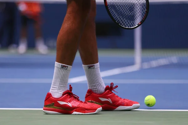 El tenista profesional Marin Cilic de Croacia usa zapatos de tenis Li Ning personalizados durante su primer partido de ronda en el US Open 2017. — Foto de Stock