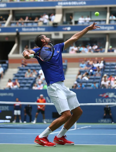 Jogador profissional de tênis Marin Cilic da Croácia em ação durante sua partida de primeira rodada do US Open 2017 — Fotografia de Stock