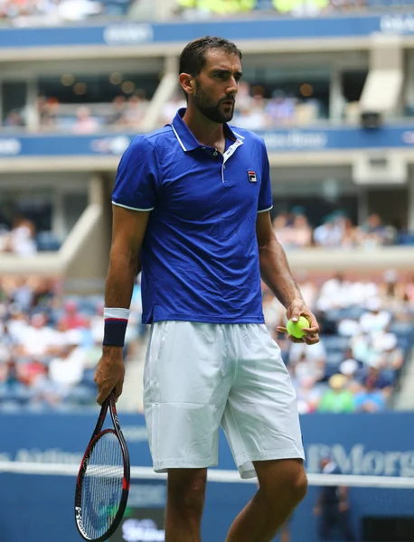 Tennisprofi Marin Cilic aus Kroatien in Aktion bei seinem Erstrunden-Match 2017 — Stockfoto