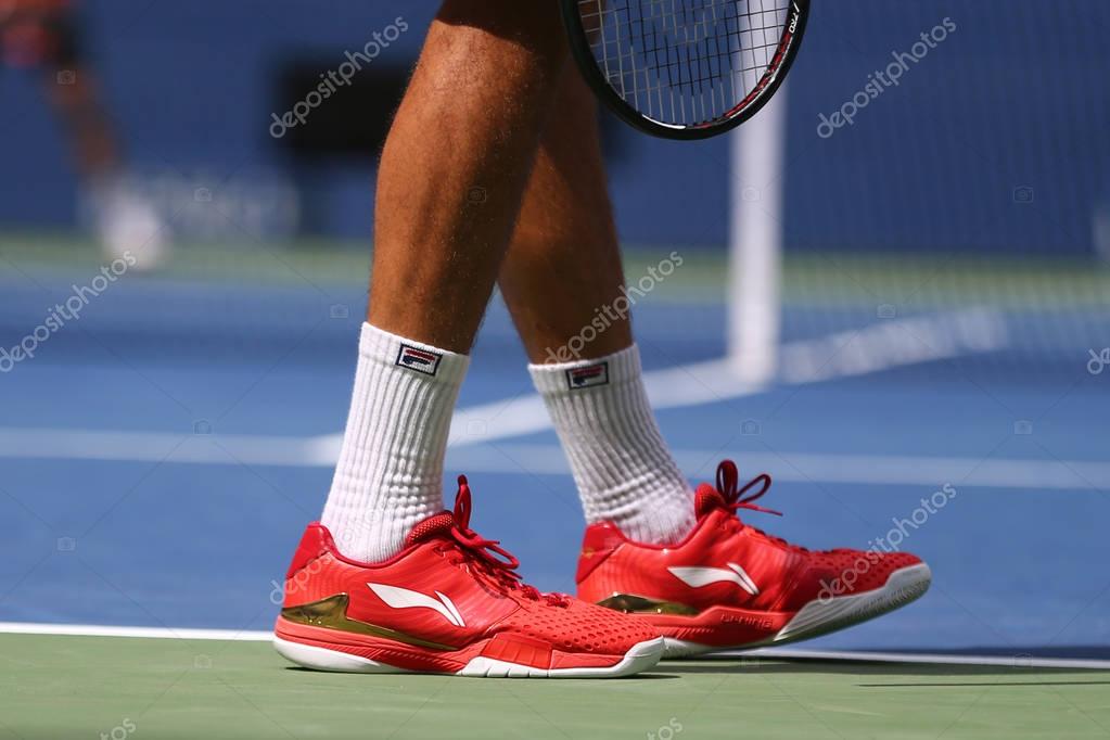 Il tennista professionista Marin Cilic della Croazia indossa scarpe da  tennis Li Ning personalizzate durante la sua prima partita al US Open 2017  � Foto stock editoriale di � zhukovsky #170988096