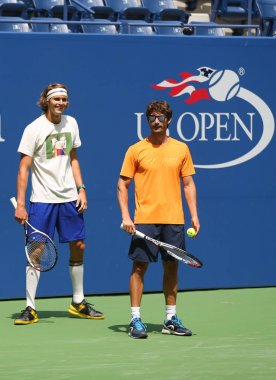 Profesyonel tenis oyuncusu Alexander Zverev Almanya ve onun teknik direktörü Juan Carlos Ferrero bize açık 2017 uygulamaları sırasında 