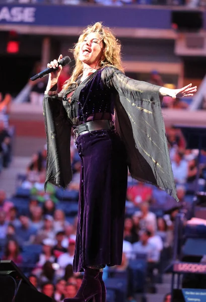 La cantante y compositora canadiense de country Shania Twain se presenta en la ceremonia de inauguración del US Open 2017 —  Fotos de Stock